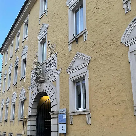 Urban Retreat - And Historic Apartament